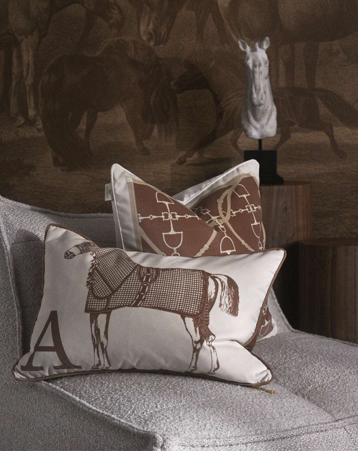 Classic Horse velvet cushion Nougat