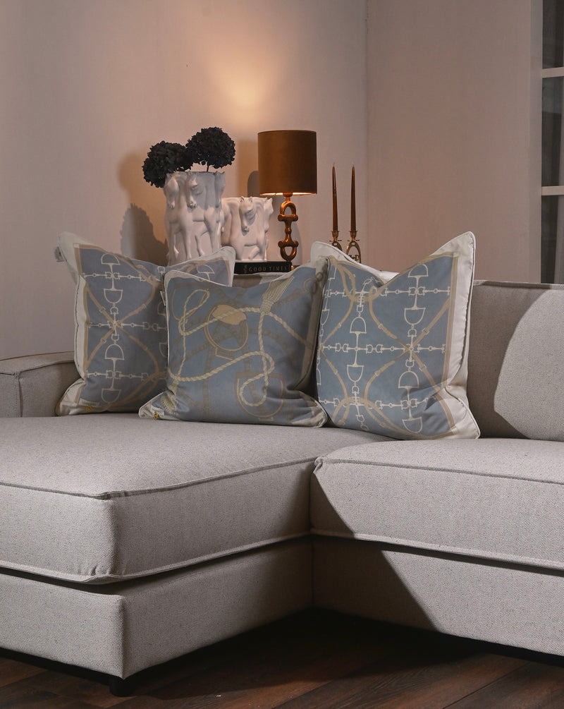 Chain velvet cushion light blue
