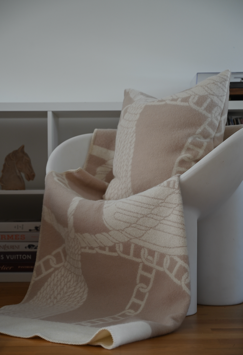 Chain Cushion 100% New Zealand lambswool linen beige